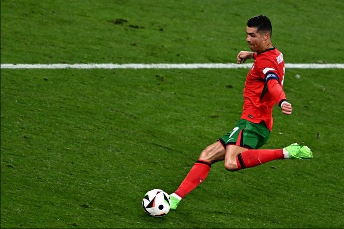 Cristiano-Ronaldo-melepaskan-tembakan-dalam-partai-timnas